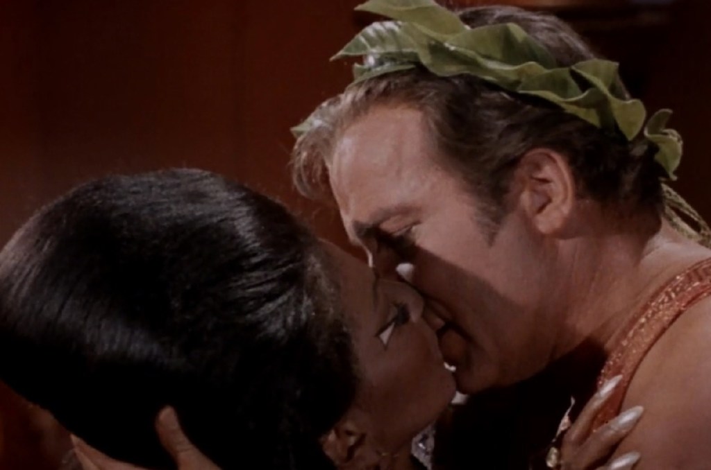 star trek bacio kirk uhura