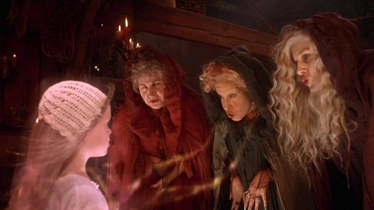 Bette Midler and Sarah Jessica Parker kill Emily in Hocus Pocus