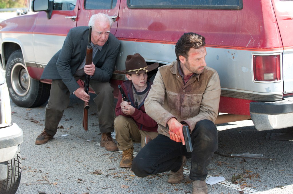 Hershel Greene (Scott Wilson), Carl Grimes (Chandler Riggs) y Rick Grimes (Andrew Lincoln) - The Walking Dead - Temporada 2, Episodio 13 - Crédito de la foto: Gene Page/AMC