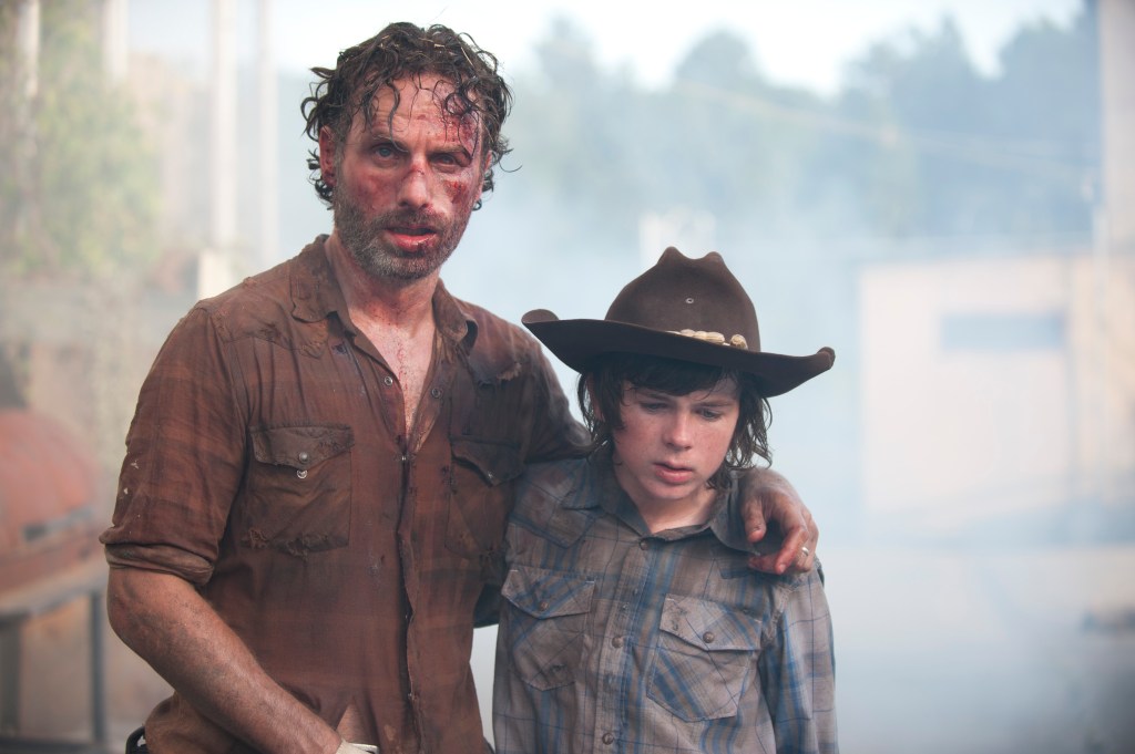 Rick Grimes (Andrew Lincoln) y Carl Grimes (Chandler Riggs) - The Walking Dead _ Temporada 4, Episodio 8 - Crédito de la foto: Gene Page/amc