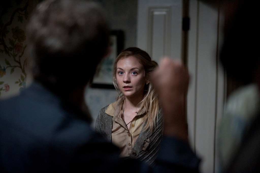 Beth Greene (Emily Kinney) y Walkers - The Walking Dead _ Temporada 4, Episodio 13 - Crédito de la foto: Gene Page/amc