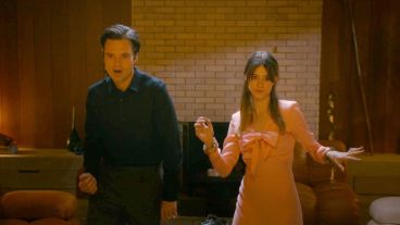 Daisy Edgar-Jones and Sebastian Stan dance in Fresh