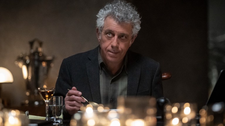 Eric Bogosian as Daniel Molloy - Interview with the Vampire _ Season 1, Episode 2