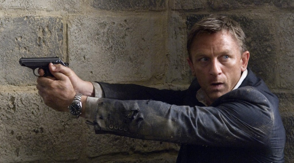 Daniel Craig with gun in Quantum of Solace