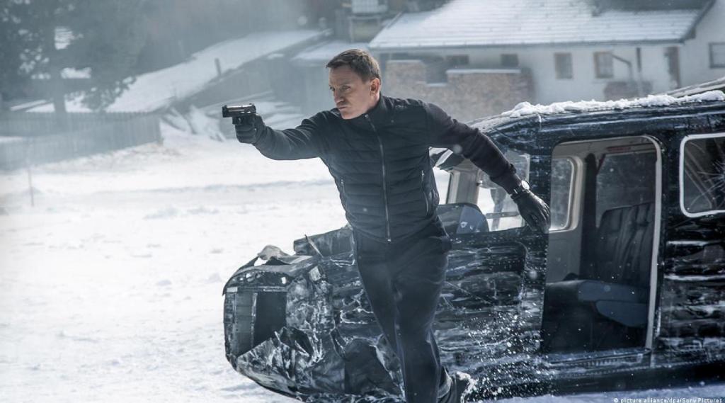 Daniel Craig as James Bond with gun in Spectre