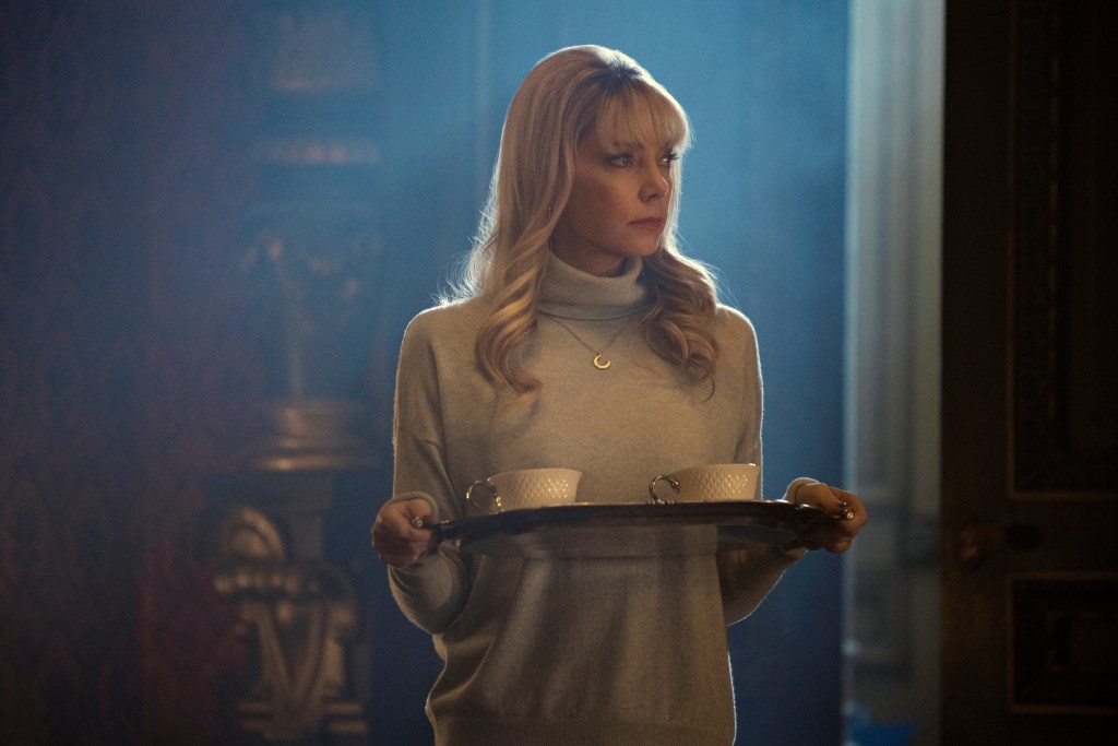 Wednesday. Riki Lindhome as Dr. Valerie Kinbott in episode 107 of Wednesday. Cr. Vlad Cioplea/Netflix © 2022