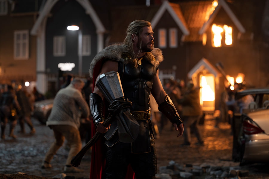 Chris Hemsworth sebagai Thor dalam Thor: Love and Thunder