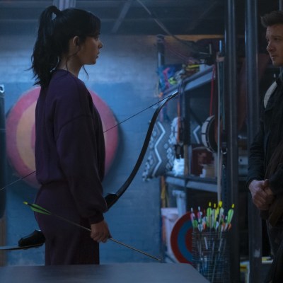 (L-R): Kate Bishop (Hailee Steinfeld) and Hawkeye/Clint Barton (Jeremy Renner) in Marvel Studios' HAWKEYE, exclusively on Disney+.
