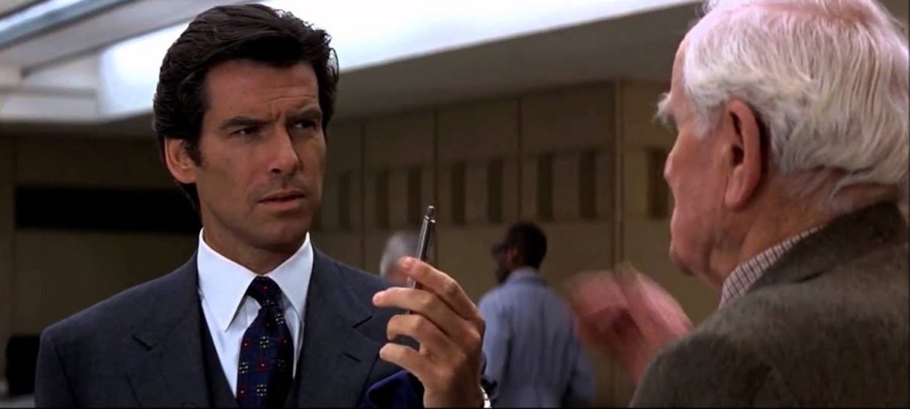 Pierce Brosnan and Q with pen in Goldeneye