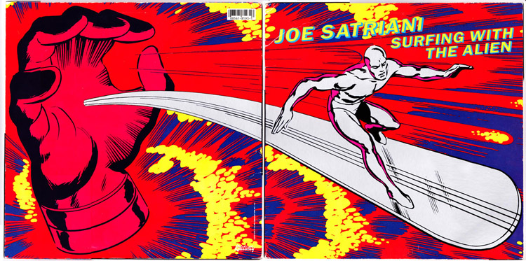 Joe Satriani surft mit dem Alien-Albumcover (Kunst von John Byrne)