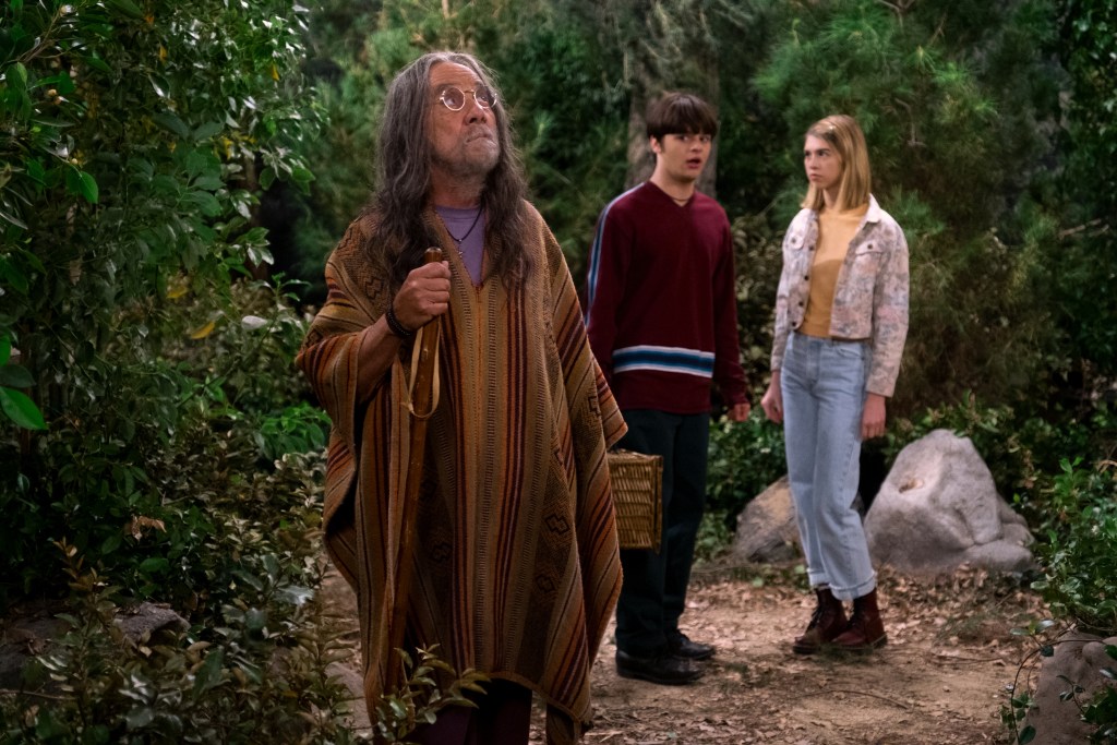 That ‘90s Show. (L to R) Tommy Chong as Leo, Mace Coronel as Jay Kelso, Callie Haverda as Leia Forman in episode 109 of That ‘90s Show. Cr. Patrick Wymore/Netflix © 2022