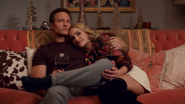 Ginny & Georgia. (L to R) Scott Porter as Mayor Paul Randolph, Brianne Howey as Georgia in episode 206 of Ginny & Georgia.