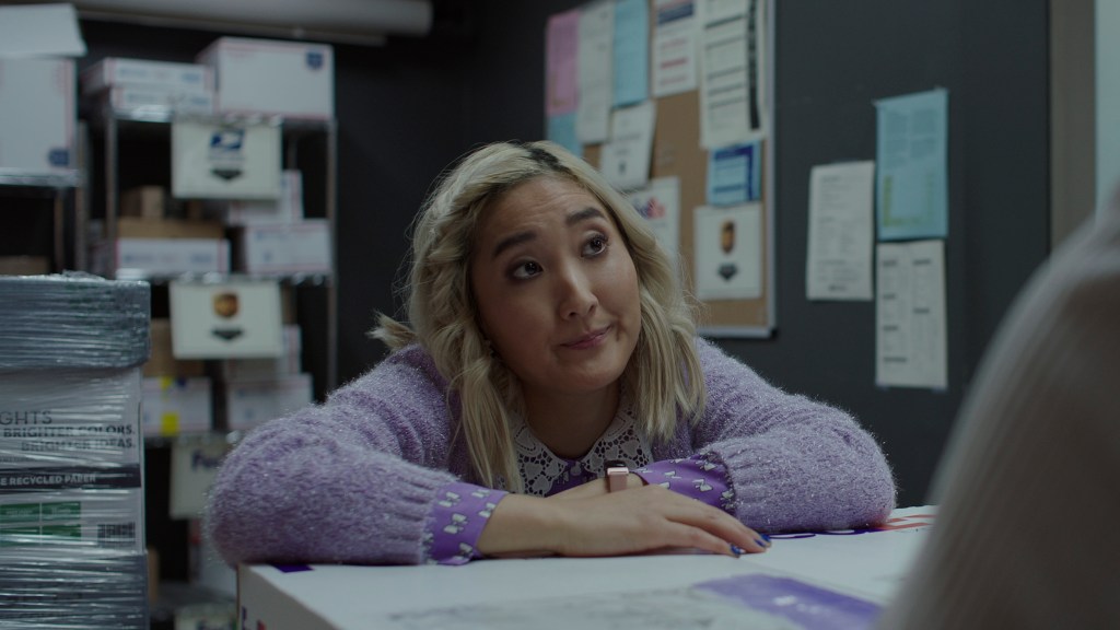 Kaleidoscope. S.J. Son as Liz in episode “Blue” of Kaleidoscope. Cr. Courtesy of Netflix © 2022