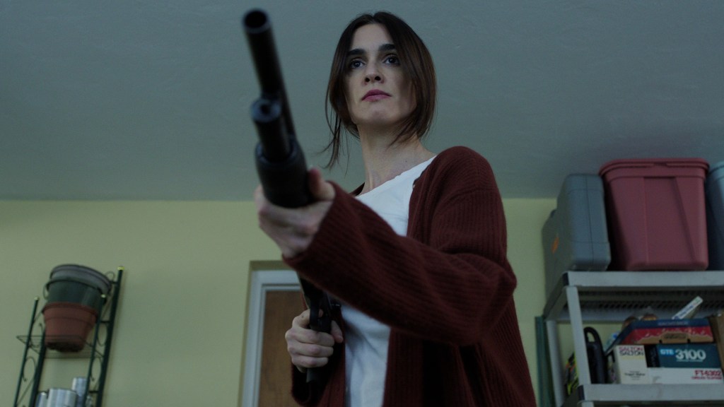 Kaleidoscope. Paz Vega as Ava Mercer in episode “Pink” of Kaleidoscope. Cr. Courtesy of Netflix © 2022