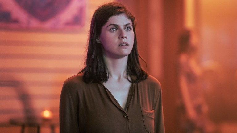 Alexandra Daddario as Dr. Rowan Fielding - Mayfair Witches _ Season 1, Episode 3