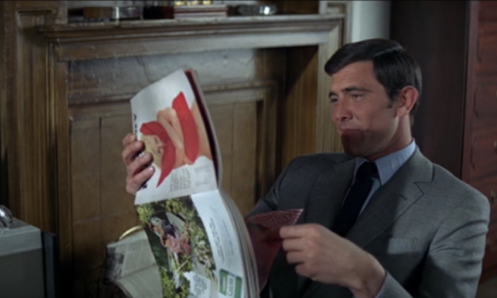 Bond membaca Playboy di On Her Majesty's Secret Service