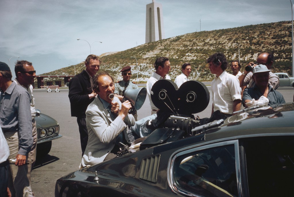 Peter Hunt directing On Her Majesty's Secret Service