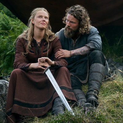 (L to R) Frida Gustavsson as Freydis Eriksdotter, Leo Suter as Harald Sigurdsson in episode 201 of Vikings: Valhalla.