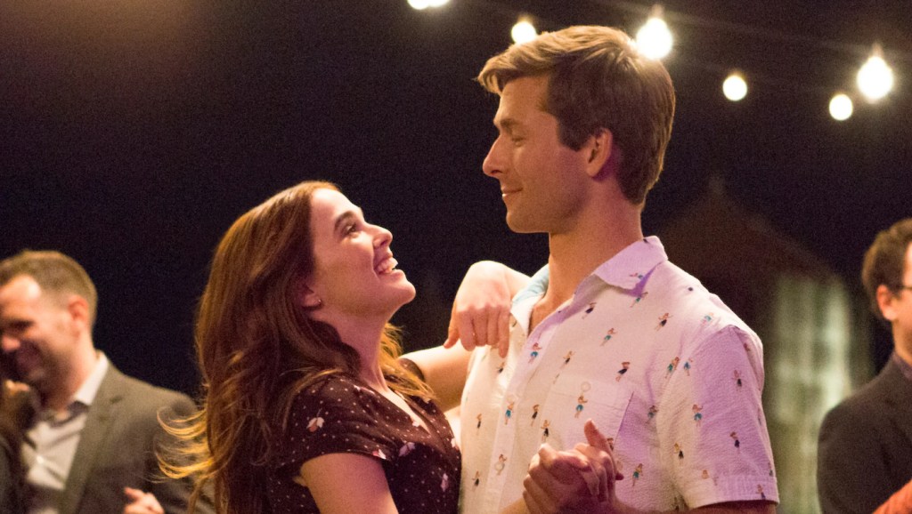 Zoey Deutch y Glen Powell en Set It Up