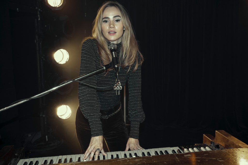 Suki Waterhouse (Karen) en Daisy Jones & The Six |  primer vídeo