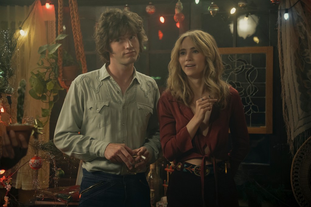 Will Harrison (Graham), Suki Waterhouse (Karen) dalam Daisy Jones & The Six |  Video Utama