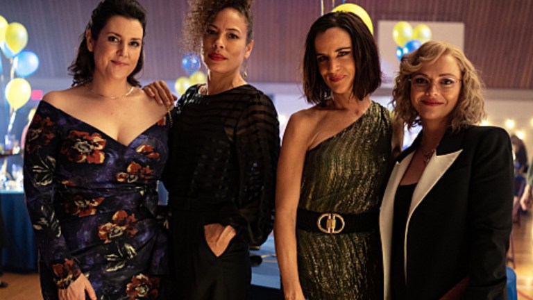 Melanie Lynskey as Shauna, Tawny Cypress as Taissa, Juliette Lewis as Natalie and Christina Ricci as Misty in YELLOWJACKETS, "Sic Transit Gloria Mundi"