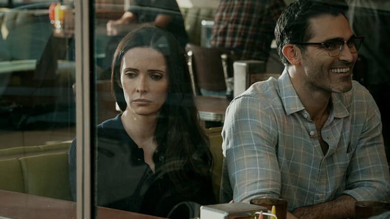 Superman & Lois -- “Uncontrollable Forces” Pictured (L-R): Elizabeth Tulloch as Lois Lane and Tyler Hoechlin as Clark Kent