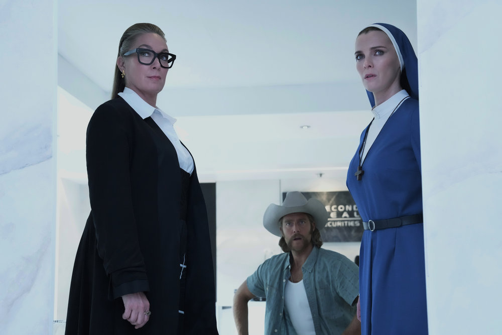 SEÑORA.  DAVIS -- Episodio 106 -- En la foto: (de izquierda a derecha) Elizabeth Marvel como Celeste, Jake McDorman como Wiley, Betty Gilpin como Simone -- (Foto por: Greg Gayne/Peacock)