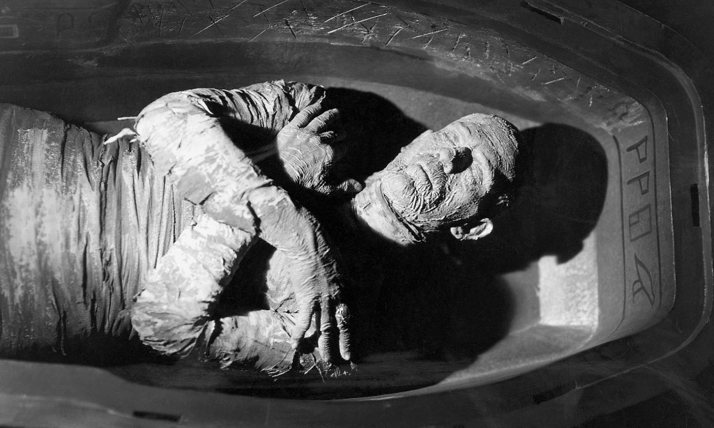 Boris Karloff in Coffin in The Mummy