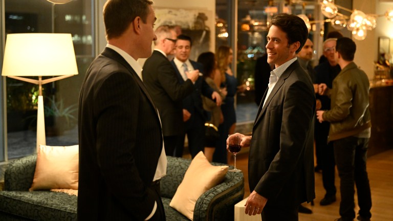 Tom (Matthew Macfadyen) and Nate (Ashely Zukerman) talk at Shiv and Tom's Tailgate Party