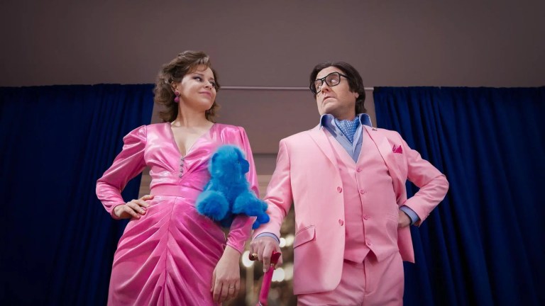 Elizabeth Banks and Zach Galifianakis in The Beanie Bubble copy