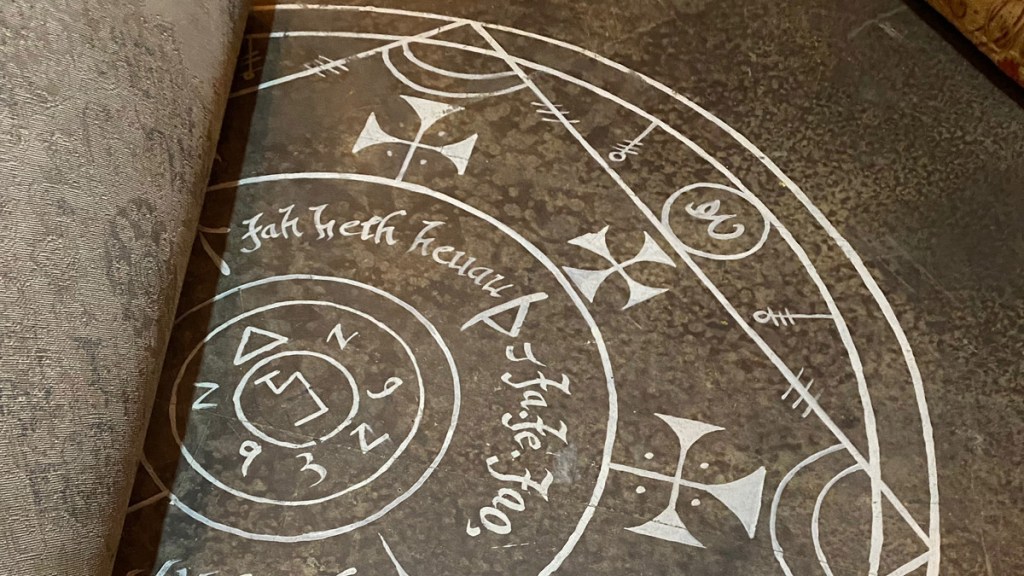 Good Omens set tour bookshop portal close-up (taken by Juliette Harrisson)