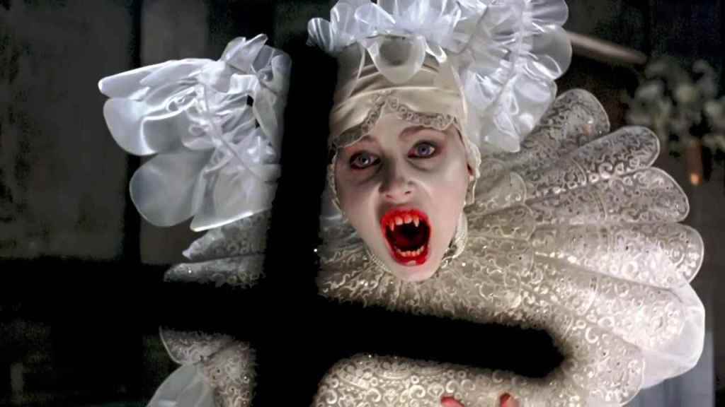 Sadie Frost as Lucy and crucifix in Bram Stoker's Dracula