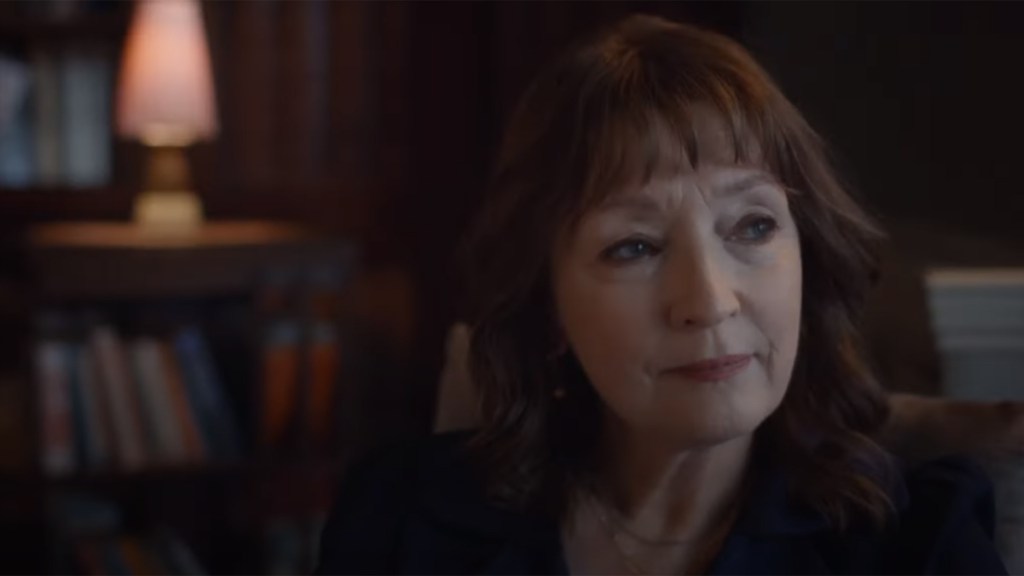 Lesley Manville im Drehbuch von „The Magpie Murders“.