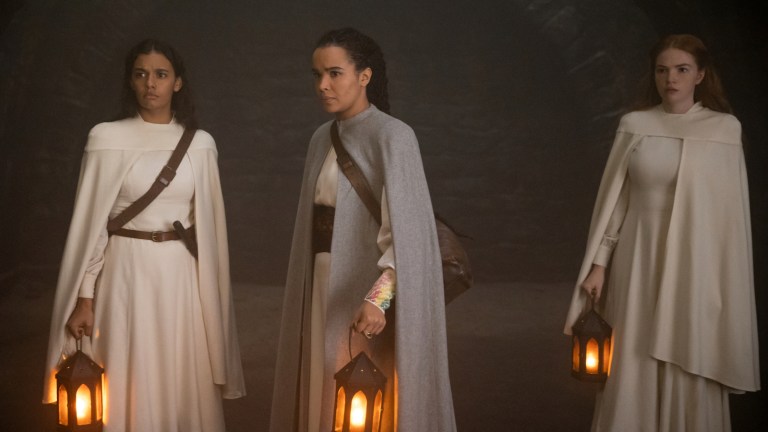 Egwene, Nynaeve, and Elayne holding lanterns in The Wheel of Time