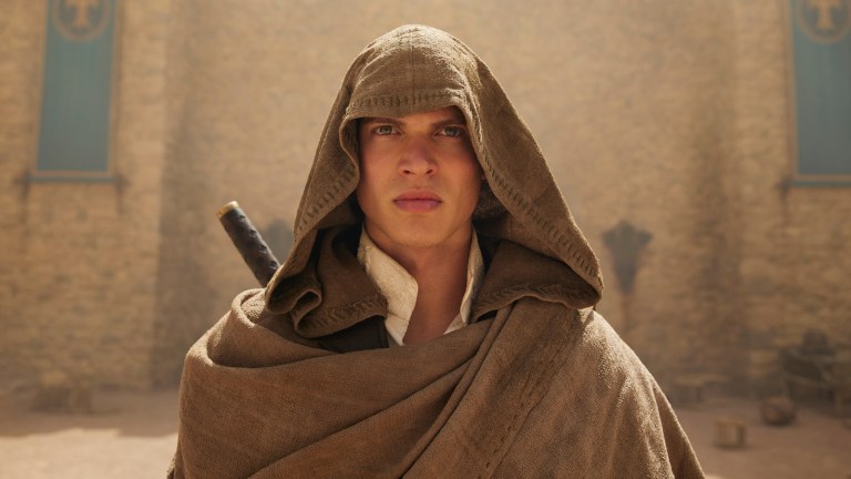 Rand al'Thor wearing a hood in The Wheel of Time