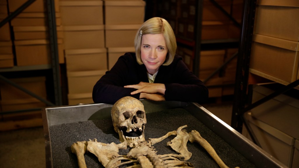 Lucy Worsley with a human skeleton 