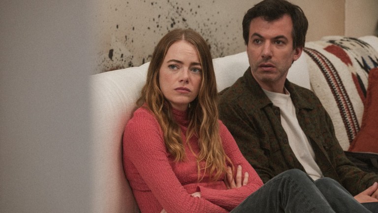 L-R: Emma Stone as Whitney and Nathan Fielder as Asher in The Curse, episode 3, season 1, streaming on Paramount+ with SHOWTIME, 2023.