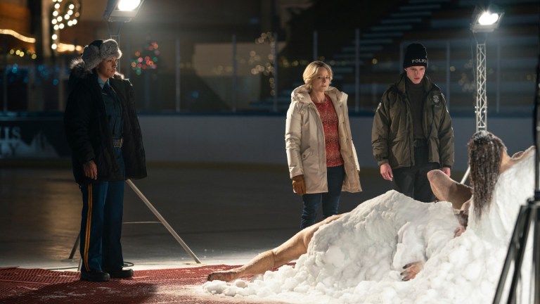 Kali Reiss and Jodie Foster view a "corpsicle" in an ice rink in True Detective: Night Country