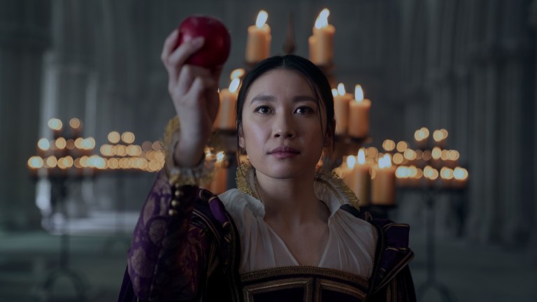 Jin Cheng holding an apple in 3 Body Problem