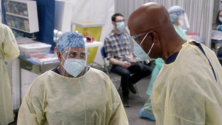 Chandra Wilson in Grey's Anatomy season 16 episode 1.