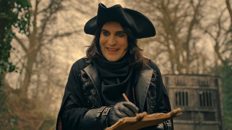 Noel Fielding dressed in a tricorn hat as Dick Turpin