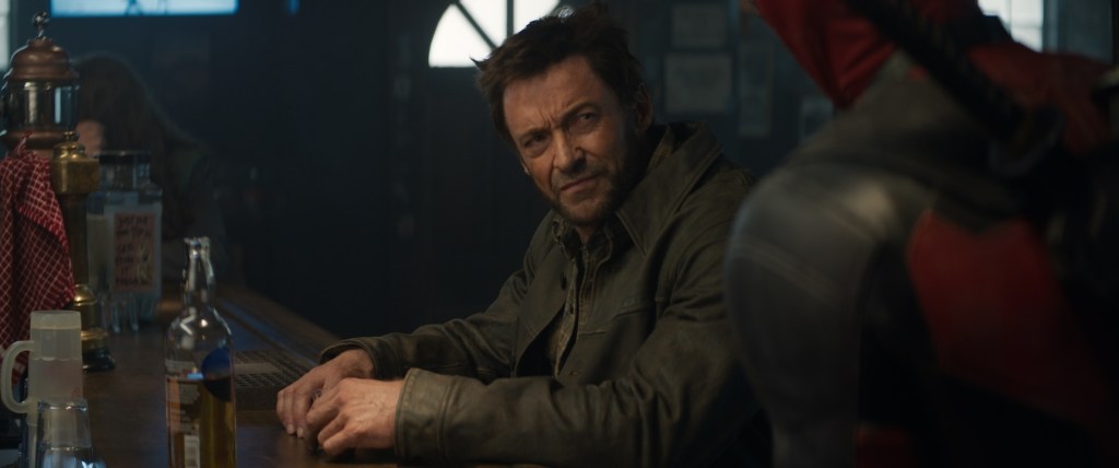 (LR): Hugh Jackman como Wolverine/Logan y Ryan Reynolds como Deadpool/Wade Wilson en DEADPOOL & WOLVERINE de 20th Century Studios/Marvel Studios.  Foto cortesía de 20th Century Studios/Marvel Studios.  © 2024 20th Century Studios / © y ™ 2024 MARVEL.
