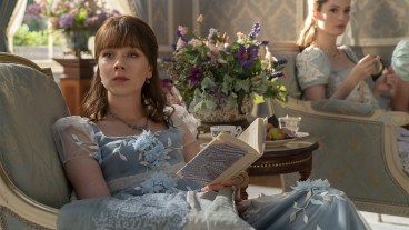 Eloise Bridgerton (Claudia Jessie) reading a book in season 3