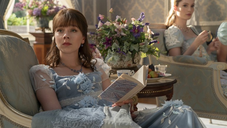 Eloise Bridgerton (Claudia Jessie) reading a book in season 3
