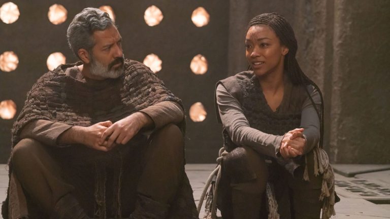 Alfredo Narciso as Ohvahz and Sonequa Martin-Green as Burnham in Star Trek: Discovery, episode 6, season 5