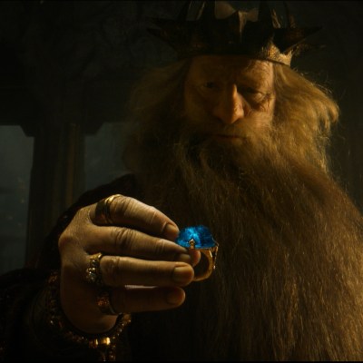 Screenshot from The Lord of The Rings: The Rings of Power season 2 trailer. Durin III holds a blue ring.