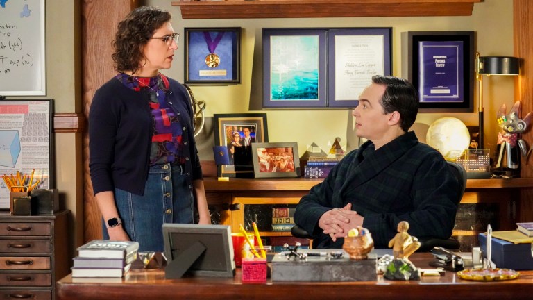 “Funeral” and “Memoir” – YOUNG SHELDON ends its seven-year run with a must-see two-episode series finale. Jim Parsons and Mayim Bialik reprise their roles as Sheldon Cooper and Amy Farrah Fowler in an unforgettable hour of television, on the series finale of YOUNG SHELDON, Thursday, May 16 (8:00-8:30 PM, ET/PT and 8:30-9:00 PM, ET/PT) on the CBS Television Network, and streaming on Paramount+ (live and on-demand for Paramount+ with SHOWTIME subscribers, or on-demand for Paramount+ Essential subscribers the day after the episode airs)*. Pictured (L-R): Mayim Bialik as Amy Farrah Fowler and Jim Parsons as Sheldon Cooper