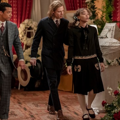 Jacob Anderson as Louis De Point Du Lac, Sam Reid as Lestat De Lioncourt and Bailey Bass as Claudia - Interview with the Vampire _ Season 1, Episode 4.