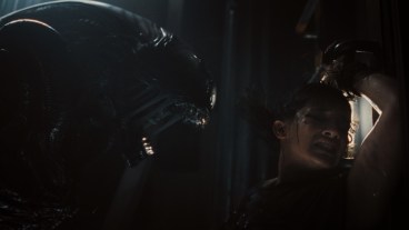 Rain (Cailee Spaeny) and a Xenomorph in Alien: Romulus
